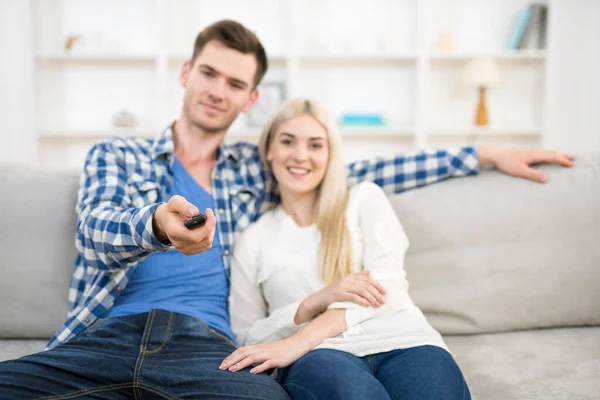 Hombre Mujer Felices Sientan Sofá Sostienen Control Remoto —  Fotos de Stock