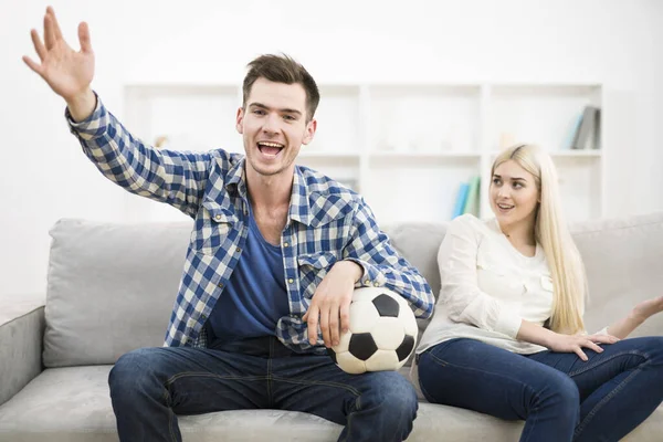 Gelukkige Man Kijkt Naar Een Voetbal Gebaar Bij Vrouw Bank — Stockfoto