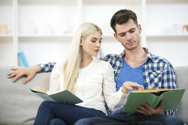 Homem Mulher Lendo Livros Sofá — Fotografia de Stock