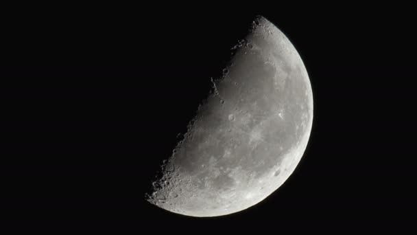国际空间站在月球背景上飞行 — 图库视频影像