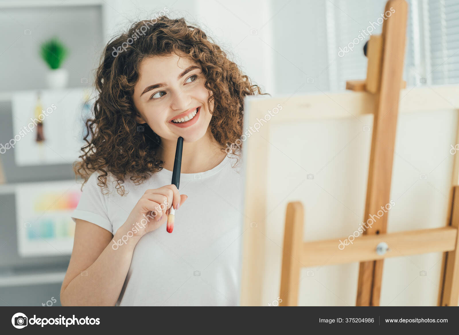 Mulher pintando um quadro