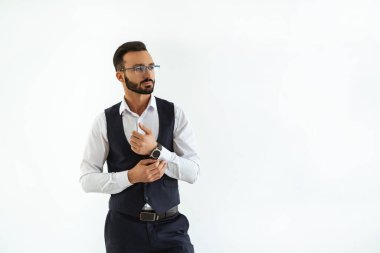 Beyaz arka planda duran iş adamı.