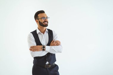 Beyaz arka planda duran mutlu iş adamı.