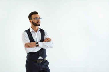 Beyaz arka planda duran iş adamı.