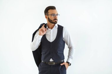 Beyaz arka planda duran ciddi iş adamı.