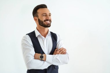 Beyaz arka planda duran yakışıklı iş adamı.