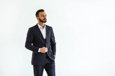 Beyaz arka planda duran güzel takım elbiseli adam.