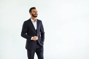 Beyaz arka planda duran güzel takım elbiseli adam.