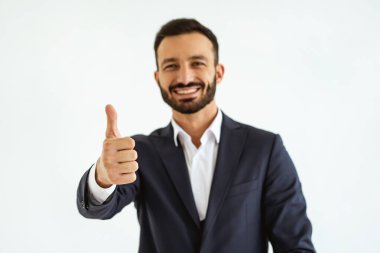 İşadamı beyaz arka planı onayladı