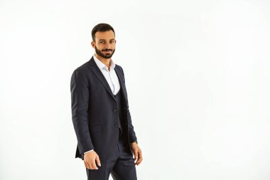 Beyaz arka planda duran iş adamı.