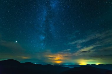 Yıldızlı gökyüzünün arka planındaki güzel dağ manzarası