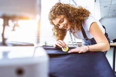 Masada çalışan güzel terzi.