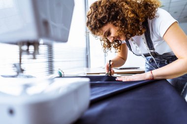 Masada çalışan güzel terzi.