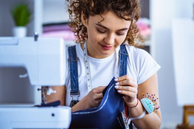 Dikiş makinesinin yanında çalışan güzel terzi.