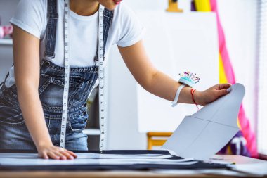 Masada kumaşla çalışan terzi.