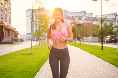 Huzurevinde koşuşturan mutlu sporcu kadın.