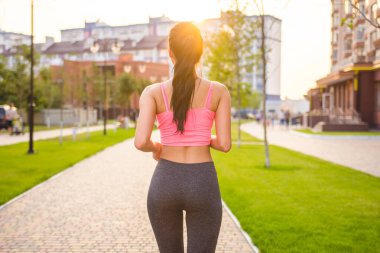 Konutlarda koşan sporcu kadın. arka plan