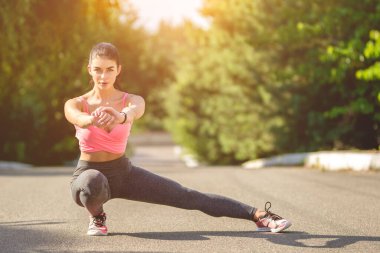 Güneşli arka planda uzanan mutlu sporcu kadın.