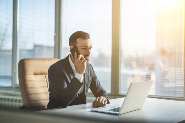 Hombre Negocios Sentado Escritorio Llamando — Foto de Stock