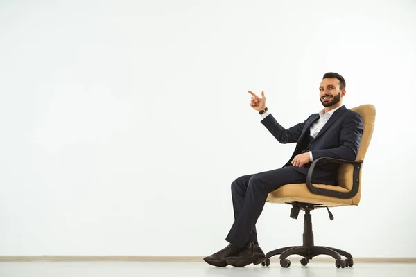 Szczęśliwy Biznesmen Siedzący Fotelu Biurowym Gestykulujący — Zdjęcie stockowe
