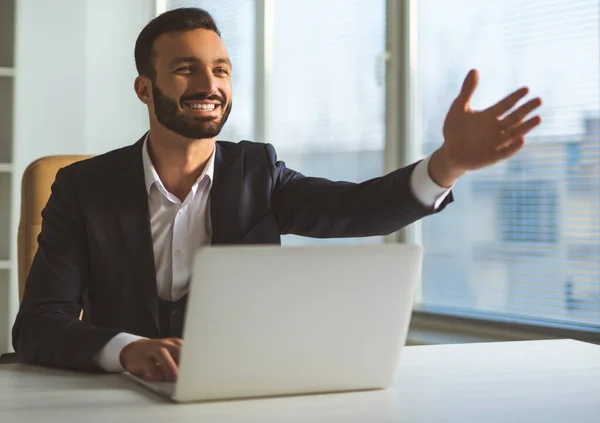 Hombre Negocios Feliz Haciendo Gesto Mesa Con Portátil — Foto de Stock