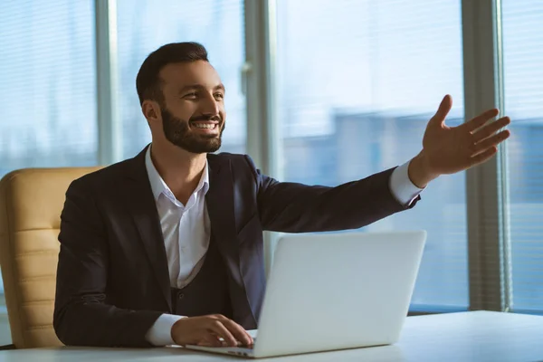 Hombre Negocios Feliz Con Portátil Sentado Escritorio — Foto de Stock