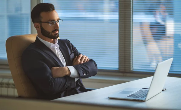 Hombre Con Gafas Trabajando Con Portátil Escritorio — Foto de Stock