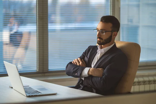 Hombre Con Gafas Trabajando Con Portátil Escritorio — Foto de Stock