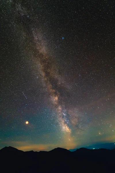 Cielo Stellato Sullo Sfondo Delle Montagne — Foto Stock