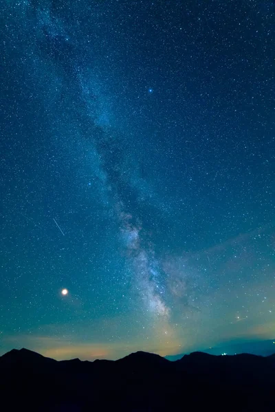 Cielo Stellato Sullo Sfondo Delle Montagne — Foto Stock