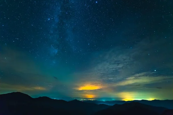 Nuvola Scorre Sopra Montagne Con Stelle Sera Notte — Foto Stock