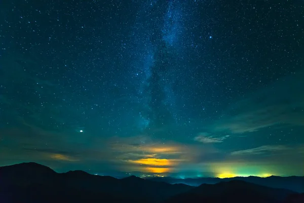 Pittoresche Nuvole Sopra Montagne Sera Notte — Foto Stock