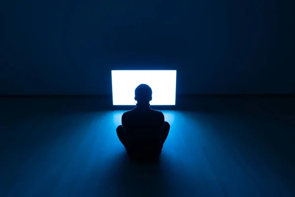 Człowiek Siedzący Podłodze Oglądający Telewizję — Zdjęcie stockowe