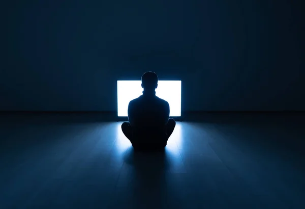 Samiec Siedzący Ciemnym Pokoju Przed Telewizorem — Zdjęcie stockowe