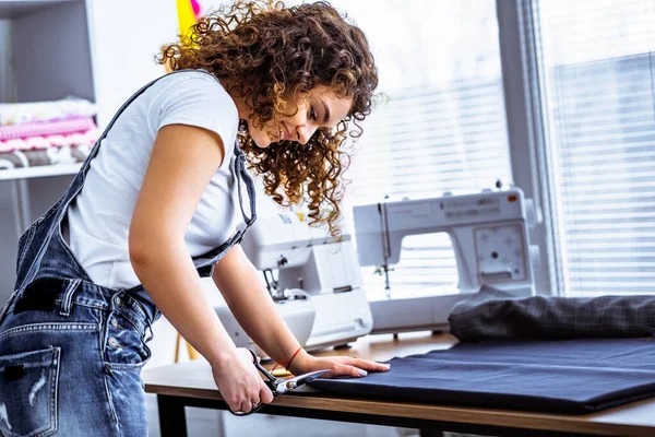 Die Schöne Frau Näht Auf Dem Tisch — Stockfoto