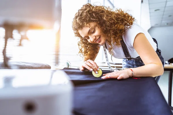 Masada çalışan güzel terzi.