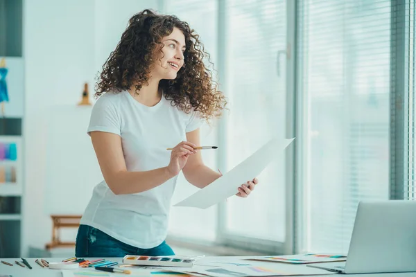 Artista Feliz Pintando Quadro Mesa — Fotografia de Stock