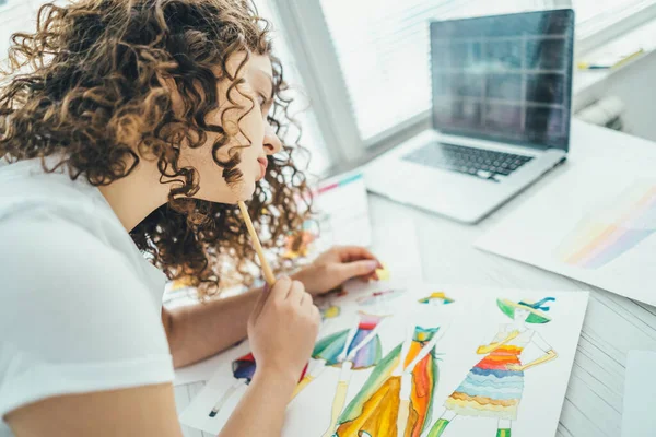 Mulher Atraente Pintando Quadro Perto Laptop — Fotografia de Stock