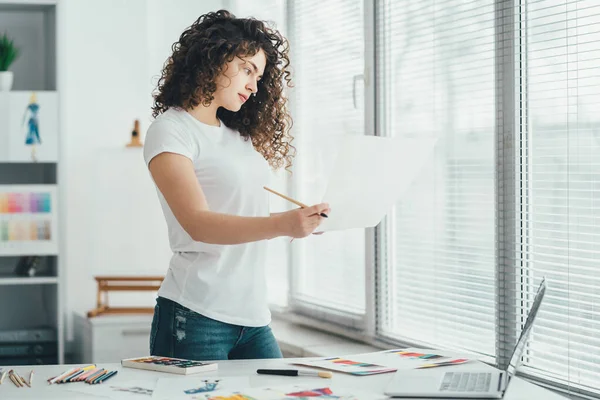 Artista Segurando Papéis Perto Mesa — Fotografia de Stock