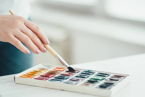 Die Hand Die Mit Pinsel Und Farben Arbeitet — Stockfoto