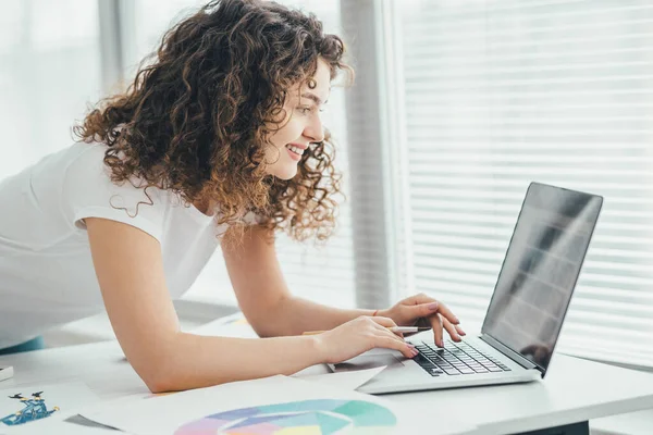 Artista Feliz Trabalhando Com Laptop Mesa — Fotografia de Stock