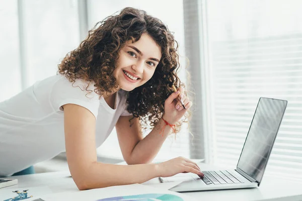 Artista Feliz Trabalhando Com Laptop Mesa — Fotografia de Stock