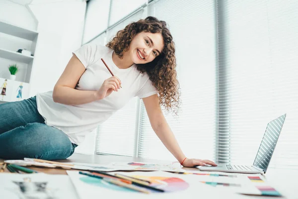 Mulher Feliz Sentada Perto Computador Portátil Desenhando Papel — Fotografia de Stock