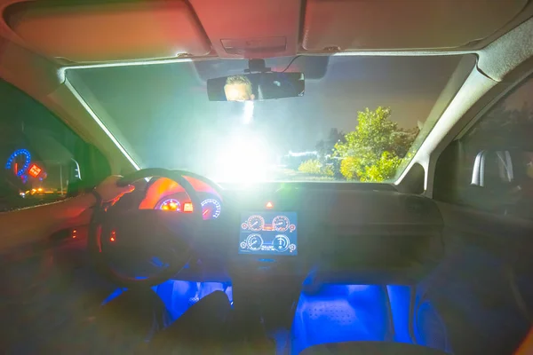 Man Die Een Auto Bestuurt Lichte Bakcground Avond Nacht Tijd — Stockfoto