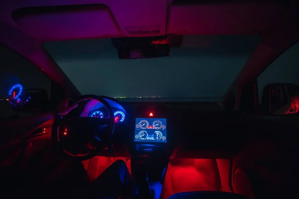 Man Die Moderne Auto Bestuurt Met Een Rode Achtergrondverlichting Avond — Stockfoto