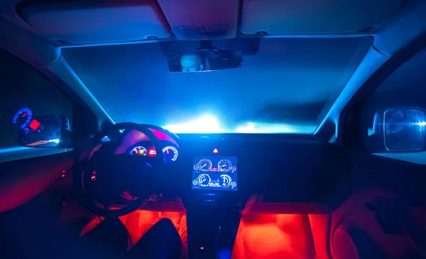 Man Die Moderne Auto Bestuurt Met Een Lichte Achtergrond Avond — Stockfoto