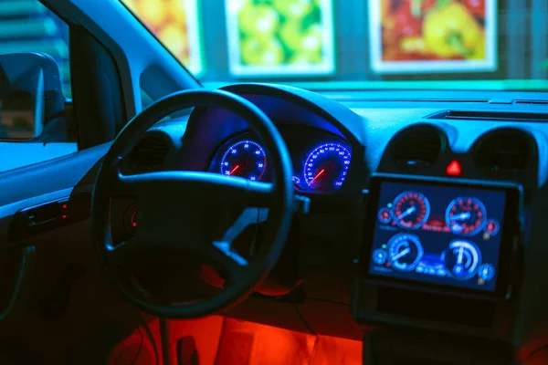Het Interieur Van Moderne Auto Met Een Rode Achtergrondverlichting Avond — Stockfoto