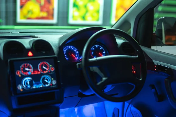 Het Interieur Van Moderne Auto Met Een Blauwe Achtergrondverlichting Avond — Stockfoto