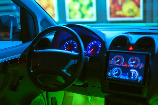 Het Interieur Van Moderne Auto Met Een Groene Achtergrondverlichting Avond — Stockfoto