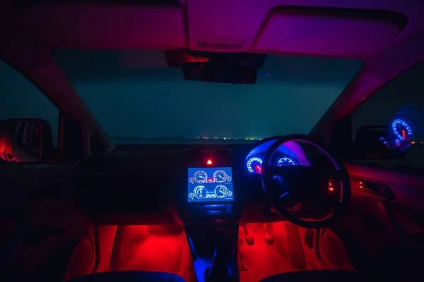 Het Interieur Van Een Moderne Auto Met Een Rode Achtergrondverlichting — Stockfoto